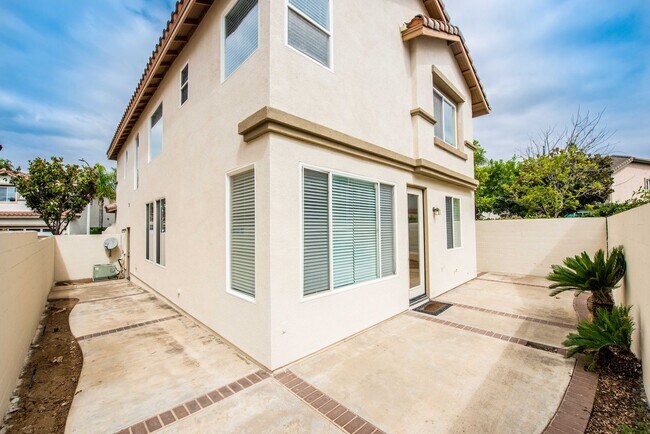 Building Photo - Make this your home