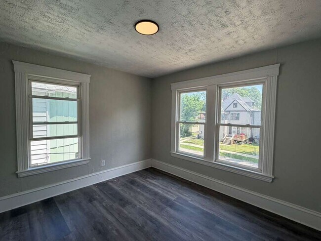 Building Photo - Comfortable & Convenient West Side Living