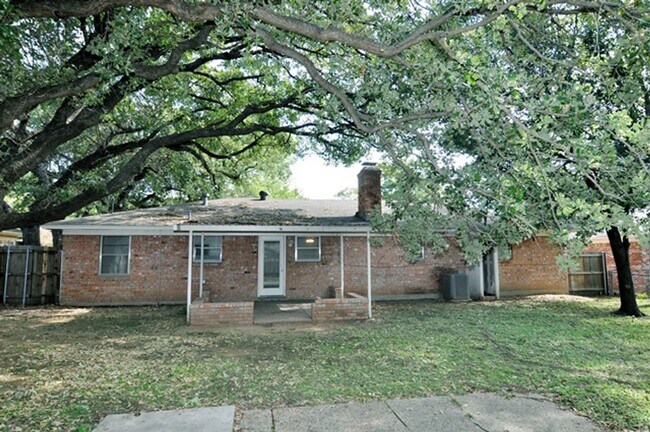 Building Photo - Beautiful spacious home in Hurst!