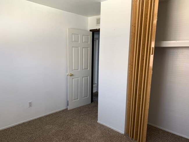 Building Photo - 2 Bedroom Upstairs Unit off 20th Street