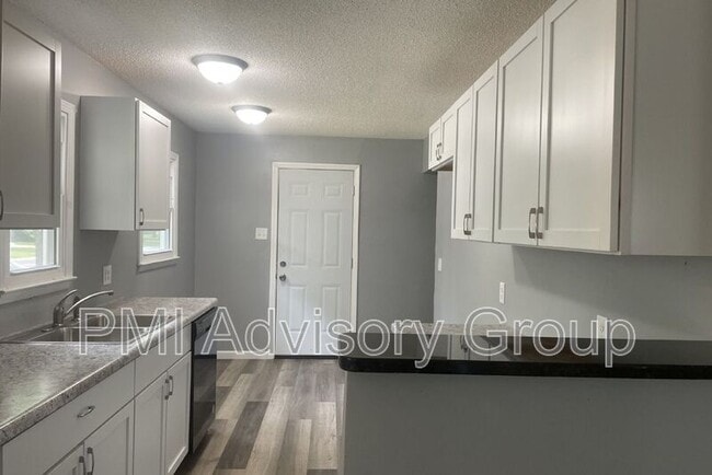 Building Photo - 2413 SW Mission Ave