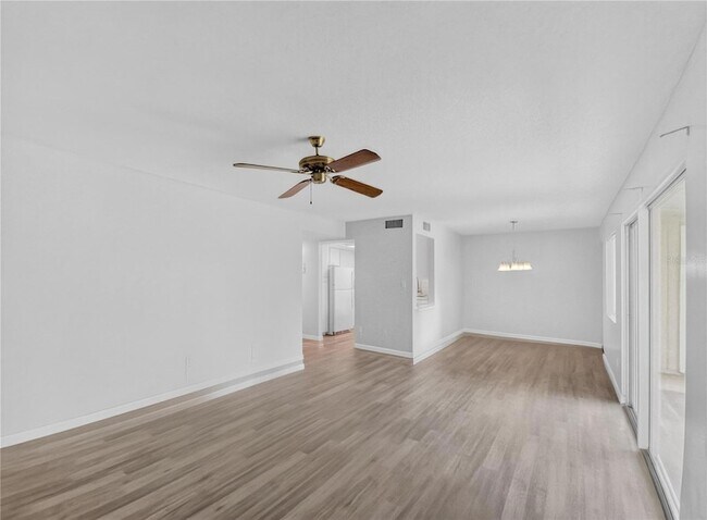 Building Photo - 600 Fairways Cir