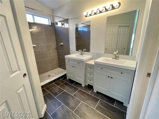 Building Photo - Gorgeous Fully Renovated Home