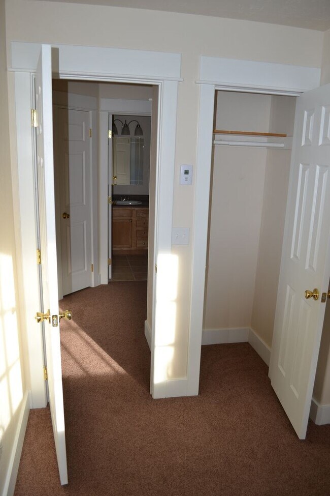 Building Photo - Oak Street Duplex