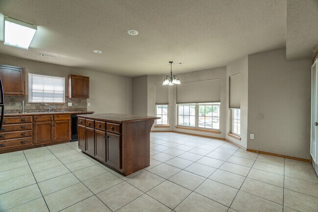 Building Photo - 4 Bedroom 2.5 Bath Townhome near UofA!  Fenced yard coming soon!!
