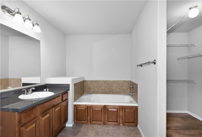 Building Photo - Great home near Bentonville West