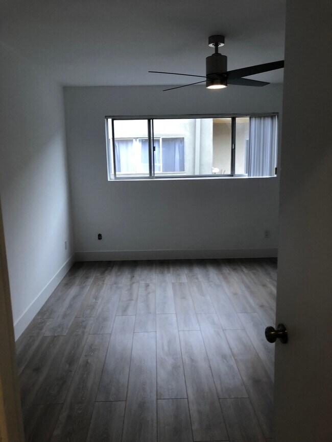 Building Photo - RENOVATED 1 BDRM-HARDWOOD FL,STAINLESS STE...