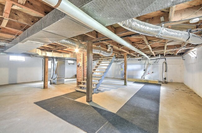 Building Photo - 401 Hillcrest Dr