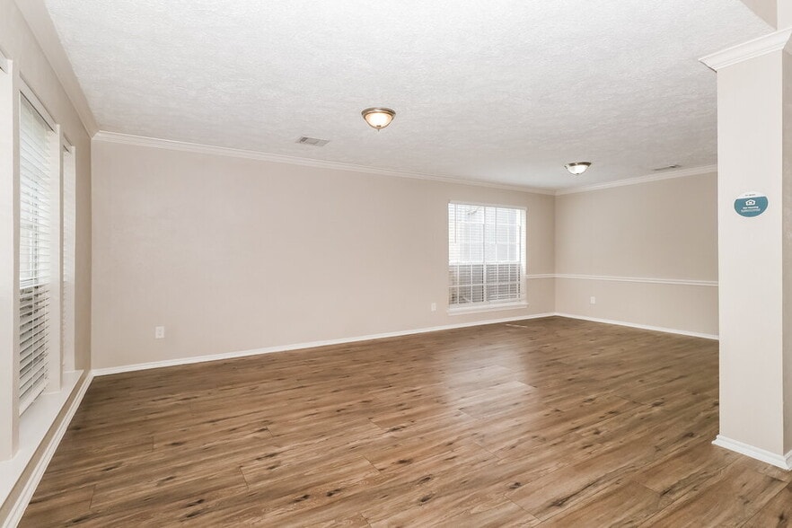 Building Photo - 17116 Valley Glen Rd