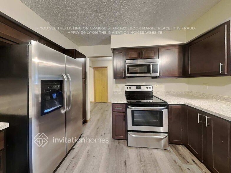 Building Photo - 5565 Knoll Dr