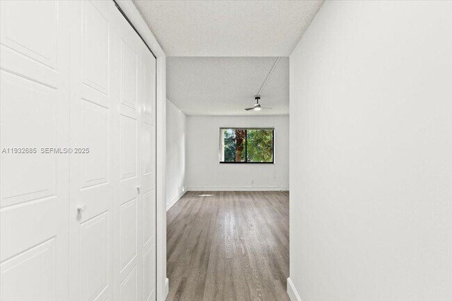 Building Photo - 302 Lakeview Dr