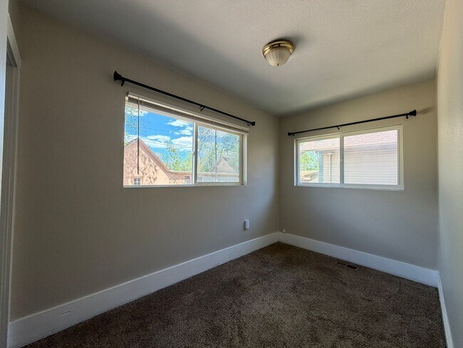 Building Photo - 404 E Kiowa St