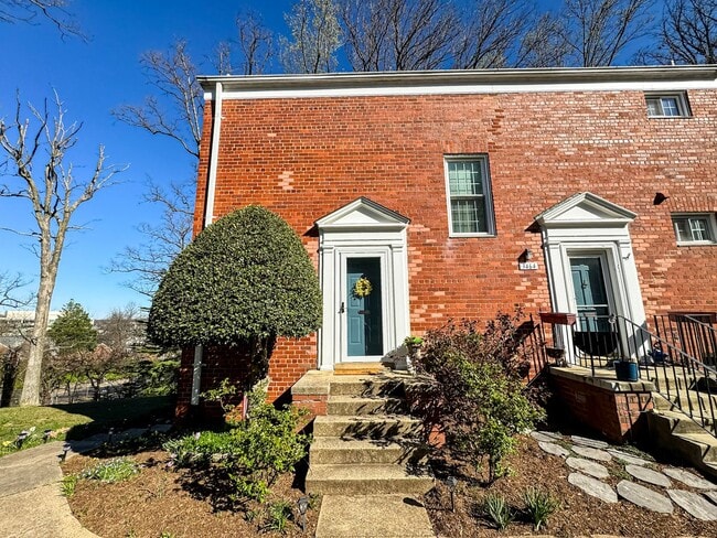 Primary Photo - Charming 1 Bed 1 Bath End Unit Condo In Am...