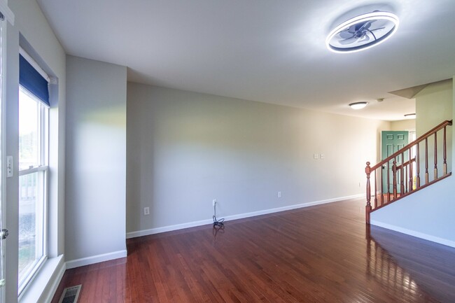 Building Photo - Bright End-Unit Townhome in Magnolia Village!