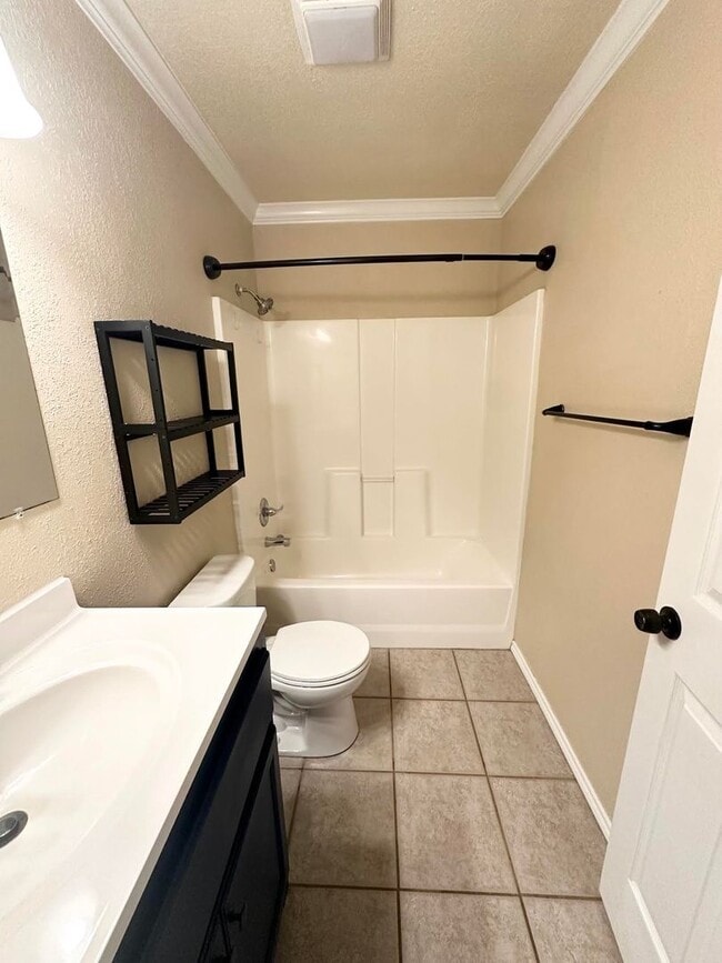Building Photo - 2 Bedroom 1 Bathroom For Rent