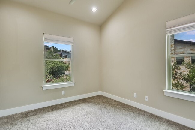 Building Photo - Lovely Hillside Condo on 2222