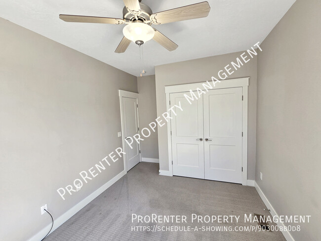 Building Photo - Modern 3 Bed, 2.5 Bath Sandy Townhome