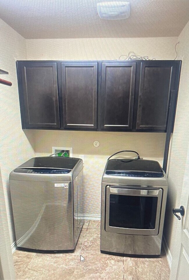 Building Photo - One-and-a-half story, 4 bedroom home - Available early June!