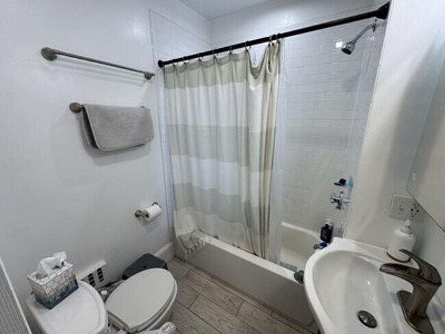 Building Photo - No Brokers Fee, No Last Month Rent, In Unit Washer and Dryer, Recently Renovated Unit.