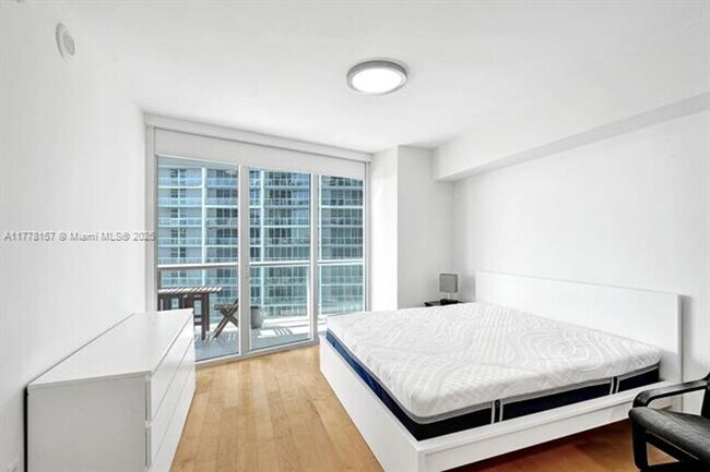 Building Photo - 475 Brickell Ave