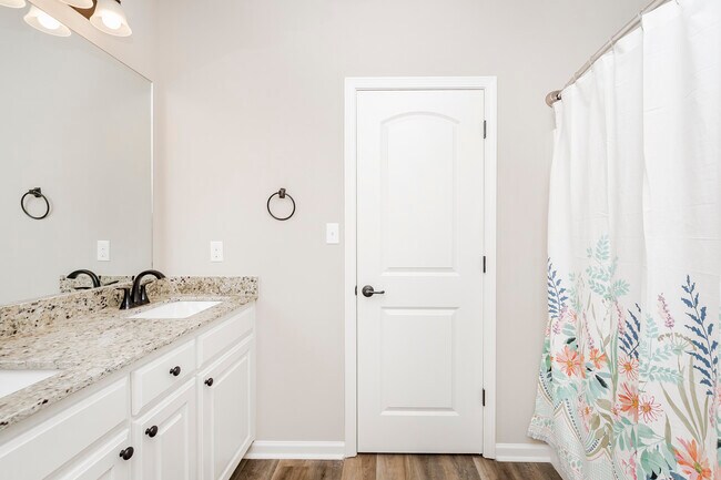 Building Photo - 2800 S Roth Ave