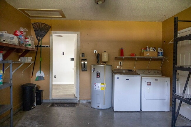 Building Photo - **HALF OFF FIRST MONTHS RENT**3 bedrooms, Fenced in backyard, 12x24 shed, NO breed restrictions!