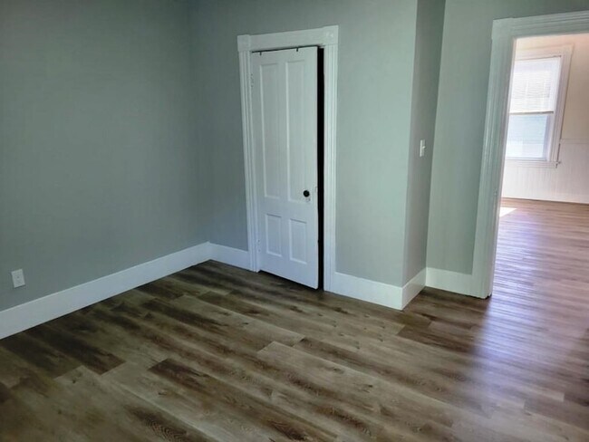 Building Photo - 73 1/2 Esther Street Unit 3