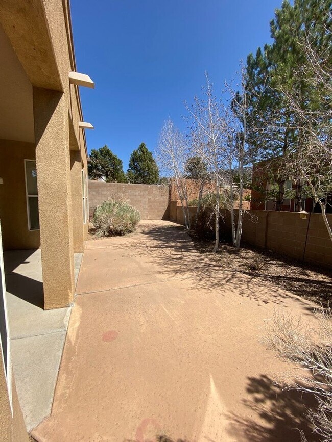 Building Photo - Beautiful 4 bedroom 3.75 bath in gated com...