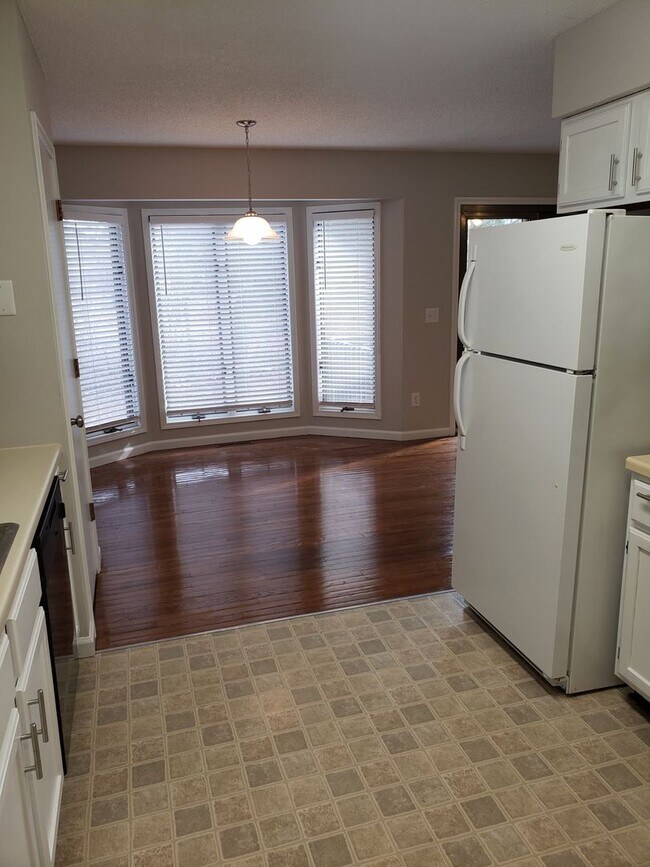Building Photo - Great South East Location....E. Sunshine & Oak Grove Area