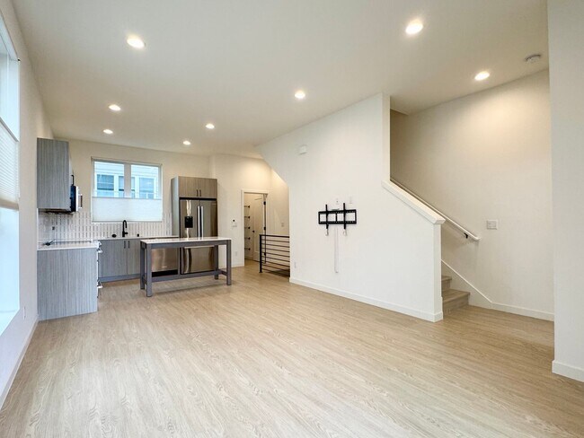 Building Photo - Ballard Townhome