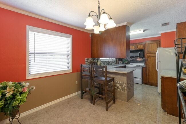 Building Photo - Charming 3 bedroom 2 bath home available soon!!