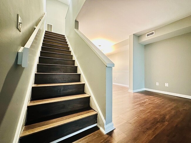 Building Photo - Newly Renovated 2 Bed, 2.5 Bath Chapel Hil...