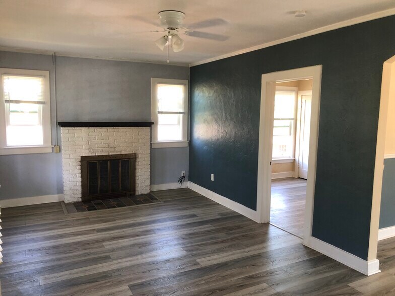 Building Photo - 418 Goodall Ave