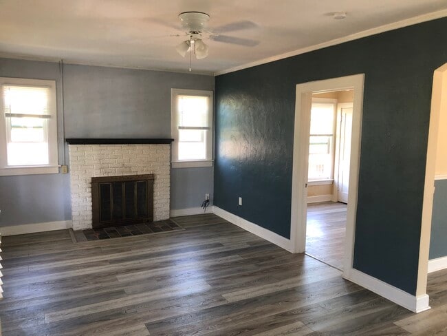 Building Photo - 418 Goodall Ave