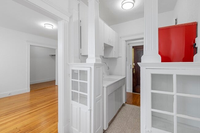 Building Photo - 170 Maple St