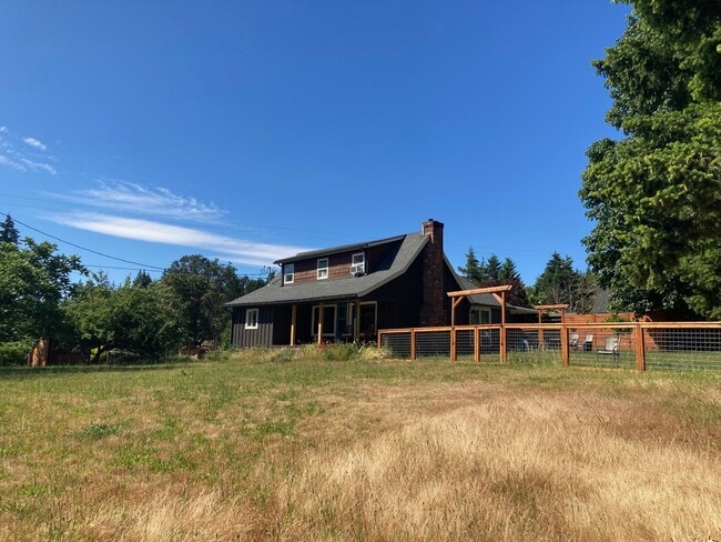 Building Photo - Charming 3 Bedroom 2 Bath home in White Sa...