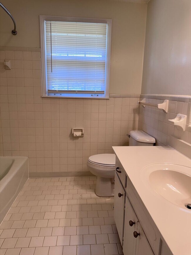 Building Photo - Must see!! 3BD/3BA Fully Finished Basement and Corner Lot!!