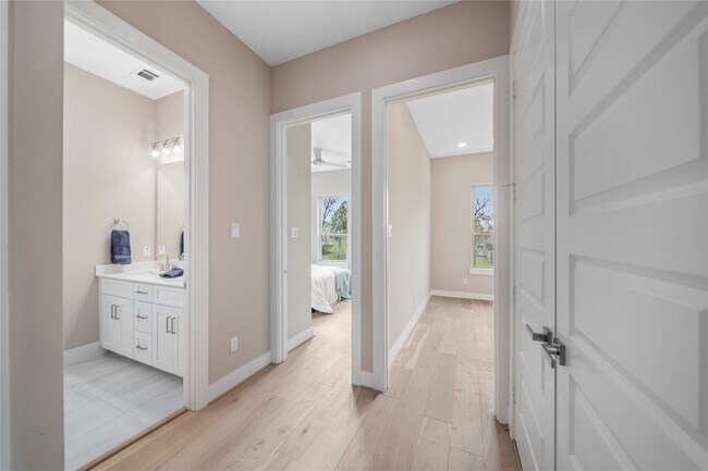 Building Photo - 303 Queen Sude Ln
