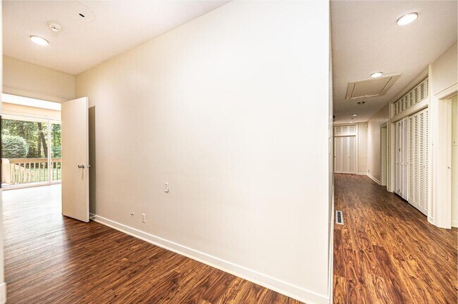 Building Photo - 153 Hillhaven Pl SE