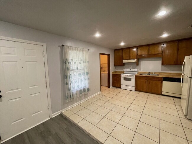 Building Photo - Beautiful 2 Bedroom 1 Bathroom in NW Tallahassee!