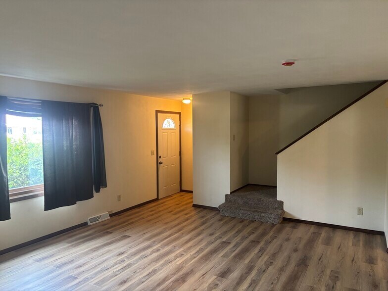 Building Photo - 2419 S Schaefer St