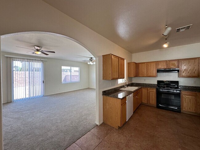 Building Photo - Great 3 Bedroom Home in Gated Community!