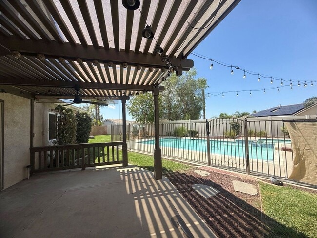 Building Photo - Beautiful 2 story 4 bed/2.5 bath Home in Y...