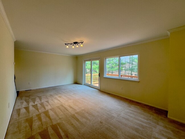 Building Photo - Spacious 4Bed/3.5Bath in Woodlawn