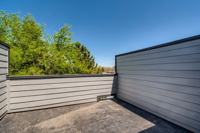 Building Photo - Accessible Townhome near Edgewater!