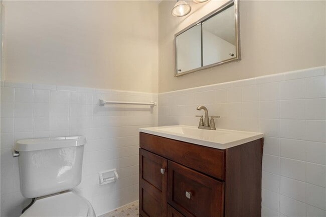 Building Photo - 1225 Laurel Hill Dr