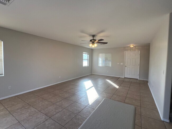 Building Photo - 1776 square foot 3 Bedroom home in El Mirage