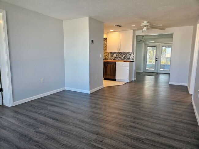 Building Photo - Annual Unfurnished 3 Bedroom 2 Bathroom Si...