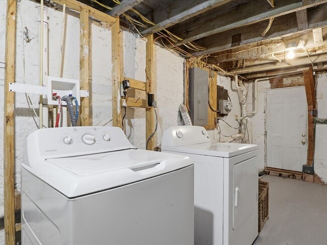 Building Photo - Charming Spacious Baltimore Rowhome