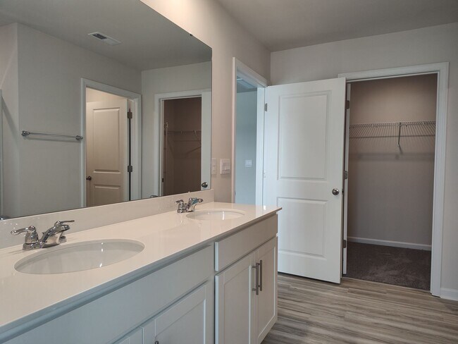 Building Photo - Beautiful New  Build Home located in the S...
